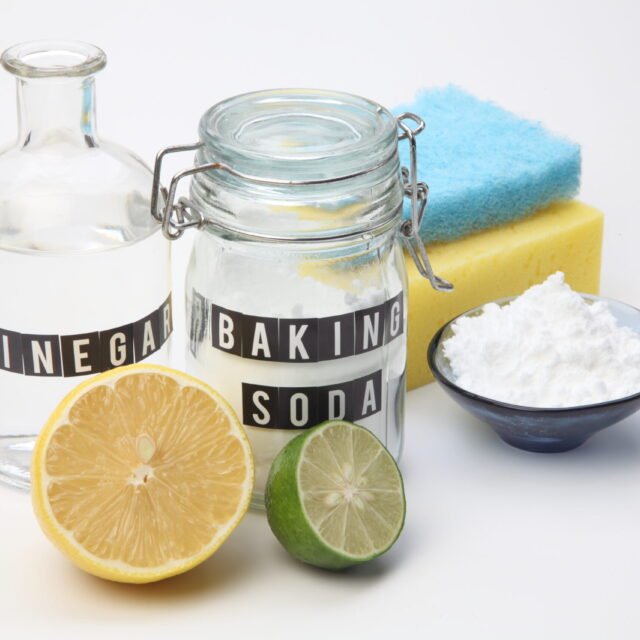 Vinaigre blanc et bicarbonate de soude : le duo miracle du ménage ou une fausse bonne idée