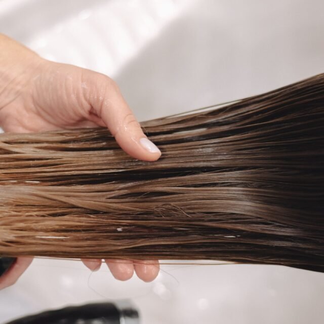 Perte de cheveux chez la femme : quand faut-il s’inquiéter ?
