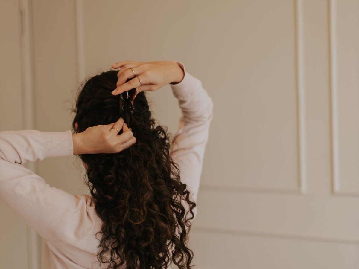 Cheveux bouclés : la routine naturelle en cinq temps