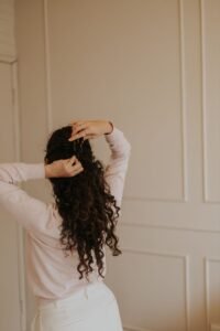 Cheveux bouclés : la routine naturelle en cinq temps